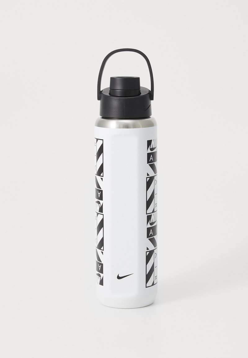 Garrafa de água de aço inoxidável branca com uma tampa preta, apresentando designs gráficos ousados em preto e branco e o logo da Nike.