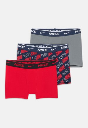 Tri parov Nike bokseric: en rdeč, en siv in en mornarско з moder en vzorcem Nike logotipa. Mehak material in elastični pasovi z logotipi.