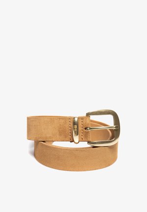 Hellbrauner Suede-Gürtel mit einer Messingschnalle. Der Riemen ist flach und glatt mit einem leichten Glanz, verfügt über minimalistische Nähte und ein Logo-Detail.