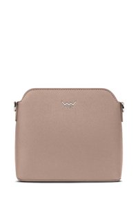 Béžová syntetická kožená crossbody taška s zaobleným vrchem, stříbrným logem, hladkým povrchem a horním zipem. Kompaktní a obdélníkový tvar.