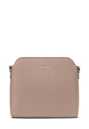 Beige synthetisches Leder Umhängetasche mit abgerundetem Oberteil, silbernem Logo, glatter Textur und oberem Reißverschlussverschluss. Kompakte, rechteckige Form.