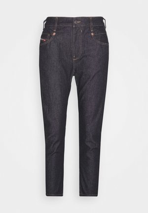 Jean en denim bleu foncé avec bouton et fermeture éclair à l'avant, style cinq poches, coupe droite et slim fit, surpiqûres contrastées et rivets en cuivre.