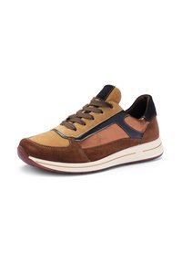 Baskets marron et beige en daim et cuir, dotées d'un design texturé, d'un bout arrondi, de lacets et d'une semelle intermédiaire blanche avec un accent rouge.