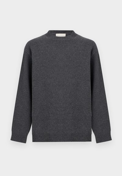 Pull gris foncé à col rond avec manches longues, poignets, ourlet et encolure côtelés, présenté sur un fond clair uni.