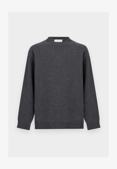 Pull gris foncé à col rond avec manches longues, poignets, ourlet et encolure côtelés, présenté sur un fond clair uni.