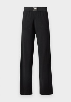 Melni plaša piegriezuma bikšu ar gludu tekstūru, priekšējam jostasvietai ir plakana josla, un viduklī ir kvadrātveida detaļā esošs logotips.