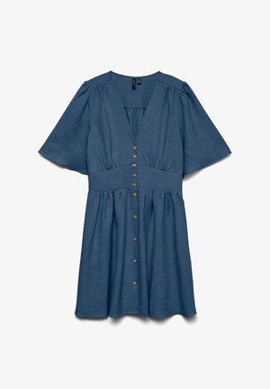 Mėlyna trumpomis rankovėmis suknelė su V formos iškirpte, susirinkusia liemeniu ir priekyje esančiais mygtukais. Pagaminta iš tekstūruoto audinio su laisva siluetu.