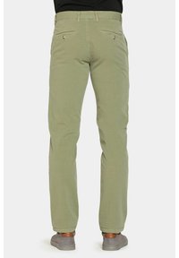 Pantaloni in cotone verdi con vestibilità dritta, tasche posteriori visibili e accenti in tonalità neutre. Texture morbida e design pulito.