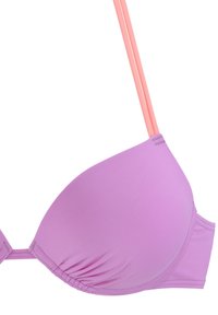 Fioletowy biustonosz bikini z gładkiego materiału, z wsparciem w postaci fiszbin i cienkimi koralowymi ramiączkami. Posiada marszczone detale po bokach.