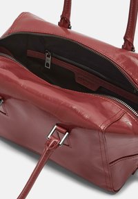 Borsa a tracolla sintetica rossa con finitura testurizzata, dotata di chiusura a zip, doppi manici e tasca interna. Accenti in hardware color argento.
