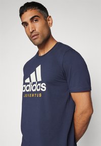 adidas Performance JUVENTUS TURIN SZN GR TEE - Klupska odjeća - legend ink