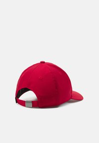 Rote Baseballmütze mit gebogenem Schirm, aus strukturiertem Stoff. Verstellbarer Riemen hinten mit einer metallischen Schnalle.
