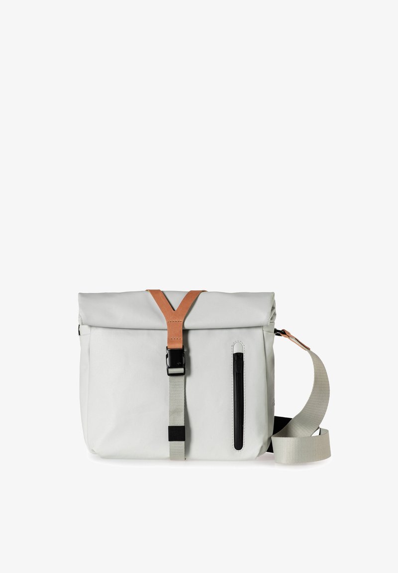 Graue rechteckige Tasche mit einem Lederakzentgurt und einem verstellbaren Stoff-Schultergurt. Verfügt über eine seitliche Reißverschlusstasche und einen Rollverschluss.