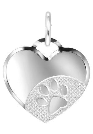 Zilveren hartvormige hanger met een pootafdruk en een gestructureerd diamanten patroon aan één kant. Gladde afwerking met een lus voor bevestiging.