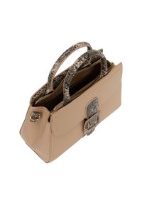 Beige håndtaske med en struktureret form, udstyret med et tekstureret slange-mønster håndtag og en dekorativ slange-mønster lås. Hardware i guldfarve.