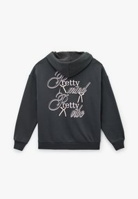 Dunkelgrau Hoodie mit einem großen, mehrfarbigen Textdesign auf dem Rücken, das "Pretty Mind" und "Pretty Vibe" in Schreibschrift und Blockbuchstaben zeigt.