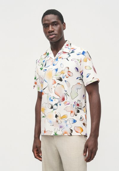 Κοντομάνικο πουκάμισο από ελαφρύ ύφασμα με πολύχρωμο λουλουδένιο σχέδιο και ρευστές μορφές σε ανοιχτό φόντο. Σχεδιασμός με κουμπιά στο μπροστινό μέρος.