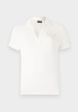 Polo shirt blanc avec un léger brillant, manches courtes et col en V ; présente un logo "EA7" brodé en doré sur la poitrine gauche.