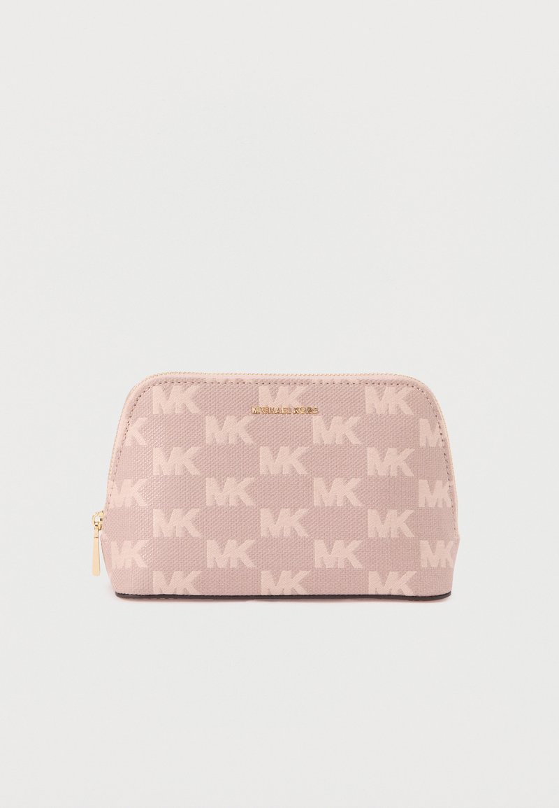 Bolsa em material rosa suave com padrão de logotipo MK em todo o tecido, fecho de correr dourado e forma arredondada para armazenamento compacto.