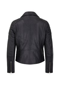 Svart läderjacka med en figursydd design, kviltade axeldetaljer, skarp krage och dragkedjeslut. Slät textur och minimal hårdvara.