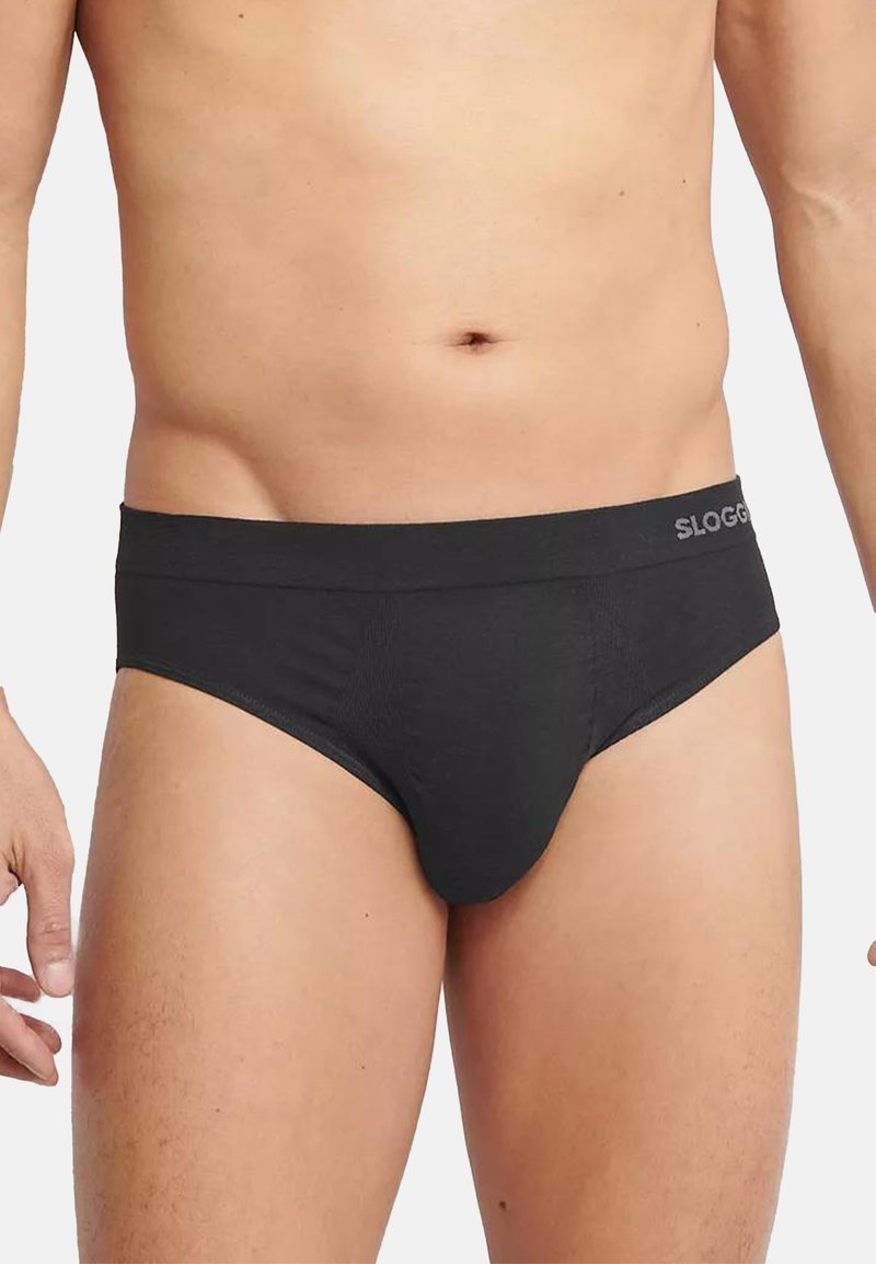 Slip di colore nero, stile brevissimo, realizzato in un tessuto morbido e elasticizzato. Caratterizzato da un elastico in vita liscio con il logo "SLOGG". Design semplice e senza cuciture.