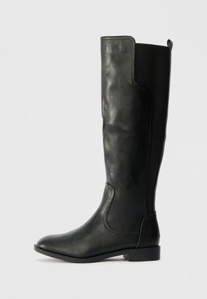 Bottes noires montantes en cuir lisse avec tige ajustée, bout rond et coutures minimales. Panneau élastique sur le côté pour un enfilage facile.