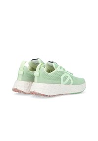 Lichtgroene sportschoenen met een gestructureerde bovenkant, dikke gevlekte zool en trekloops aan de hiel. Voorzien van veters en een logo aan de zijkant.