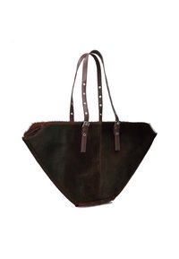 Sac fourre-tout en cuir marron avec une forme triangulaire, présentant une texture en fausse fourrure, deux longues poignées avec des accents en métal, et une partie supérieure ouverte.