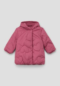 Roze gewatteerde jas met hartvormige patronen, capuchon en elastische zoom. De stof lijkt zacht, en het ontwerp heeft ronde mouwen.