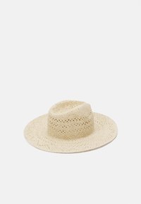 Sombrero de paja de ala ancha en color beige con un patrón de tejido abierto texturizado. Presenta una corona suave y redondeada para una cómoda utilización.