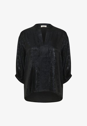 Zwarte blouse van een glanzende, gestructureerde stof. Heeft een V-hals, driekwart mouwen en een gebogen zoom.