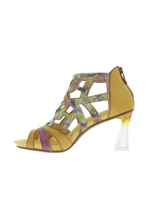 Sandale à talons hauts colorée avec des brides multicolores, une semelle jaune et un talon en bloc transparent. Bout ouvert et détails accentués à motifs.