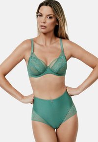 Teal kant beha en high-waisted slip-set met mesh-panelen, florale details, verstelbare bandjes en subtiele metallic accenten. Soepele textuur.