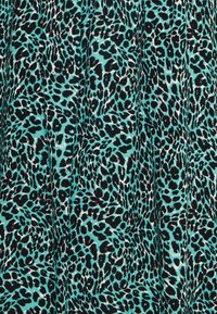 Turkos och svart leopardmönstrad tyg med oregelbundna fläckar och vågor, med en slät textur och ett livligt, djärvt mönster.