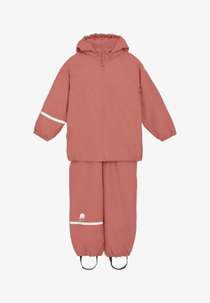 Ensemble deux pièces imperméable pour enfants en rose atténué avec veste à capuche, poignets élastiques, bandes réfléchissantes sur la manche et la jambe du pantalon, et sangles pour les pieds.