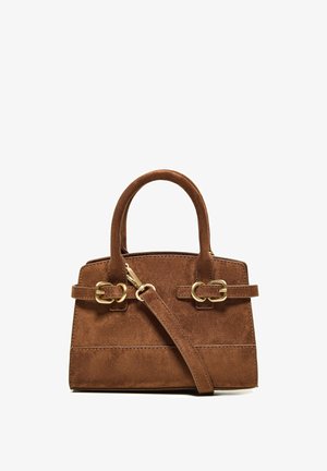 Sac à main en daim marron avec doubles poignées, bandoulière ajustable et détails de boucles dorées sur fond blanc.