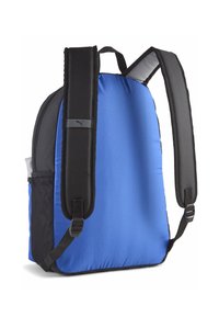 Zaino blu con una superficie in tessuto liscio, spallacci neri imbottiti e una tasca laterale in rete. Il logo Puma è visibile sullo spallaccio.