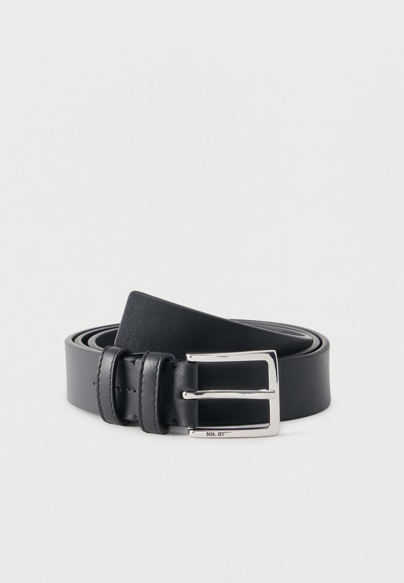 Ceinture en cuir noir enroulée avec une boucle rectangulaire en métal argenté, marquée d'un petit texte "NN.07" sur le bord inférieur de la boucle.
