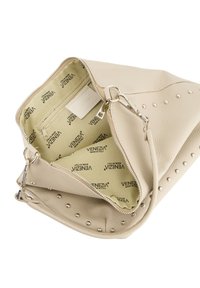 Beige leren handtas met zilveren studs, ritssluiting en een gevoerde binnenzijde met het merknamen "Venezia" gedrukt in een herhalend patroon.