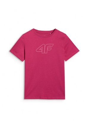 Magenta koszulka z krótkim rękawem i okrągłym dekoltem z logo "4F All-Round Athletic Apparel" na środku klatki piersiowej, przedstawiona na białym tle.