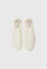 Baskets vegan blanches avec une texture lisse, bout rond et accents de talon beige clair. Présente des lacets blancs et des détails de design minimalistes.