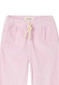 Hellrosa Cordhosen mit elastischem Bund und cremefarbenem Kordelzug, mit seitlichen Taschen und einem kleinen Markenlabel innen am Bund.