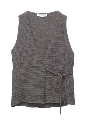 Šedý vrchní díl bez rukávů s překládaným střihem, texturovanou látkou a zavazováním na straně, s výstřihem do V a volným střihem.