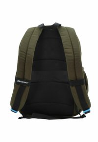 Zaino verde oliva con schienale in rete nera imbottita e testurizzata. Presenta spallacci regolabili e un'etichetta con logo. Design compatto ed ergonomico.