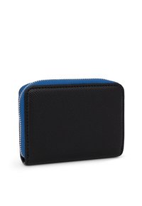 Portafoglio in pelle nera con texture e zip blu. Presenta una forma rettangolare e dettagli in metallo argentato lungo il bordo.