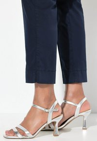 Ulla Popken CIGARETTE PINTUCK ELASTIC WAISTBAND - Housut - dark marine