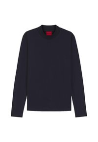 Marineblaues Langarm-T-Shirt aus Baumwolle mit rundem Ausschnitt und einem Etikett mit der Aufschrift "HUGO" in Rot. Schlichte, glatte Textur ohne Muster.