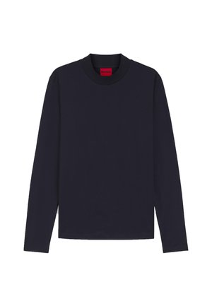 Marineblaues Langarm-T-Shirt aus Baumwolle mit rundem Ausschnitt und einem Etikett mit der Aufschrift "HUGO" in Rot. Schlichte, glatte Textur ohne Muster.