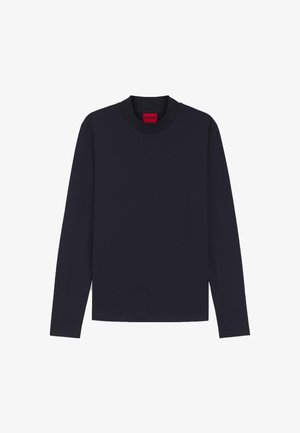 T-shirt à manches longues bleu marine en coton, avec un col rond et une étiquette portant "HUGO" en rouge. Texture simple et lisse sans motifs.