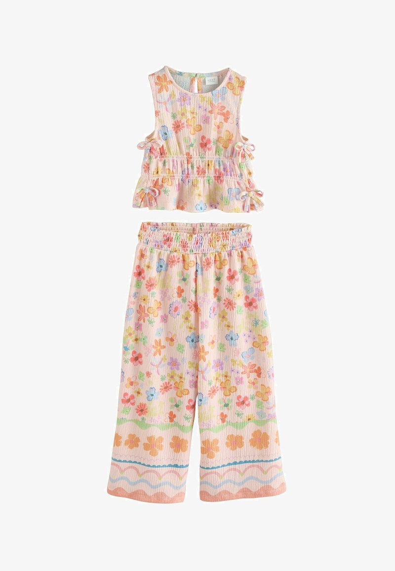Conjunto de top sin mangas y pantalones de pierna ancha con estampado floral multicolor en tonos pastel, detalles de lazo lateral en el top y cinturilla elástica en los pantalones.